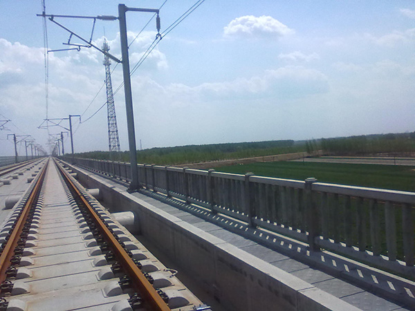 高速鐵路防護(hù)欄圖片2